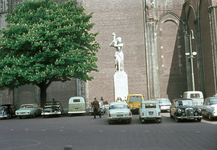 22546 Gezicht op de zuidwand van de Domkerk (Domplein) te Utrecht.